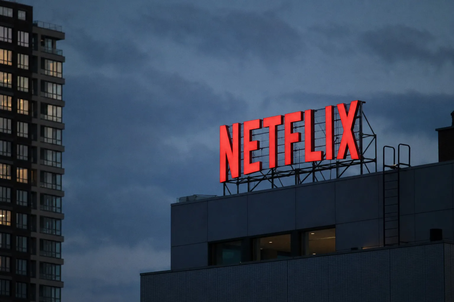 Netflix планирует запуск линейных каналов для борьбы